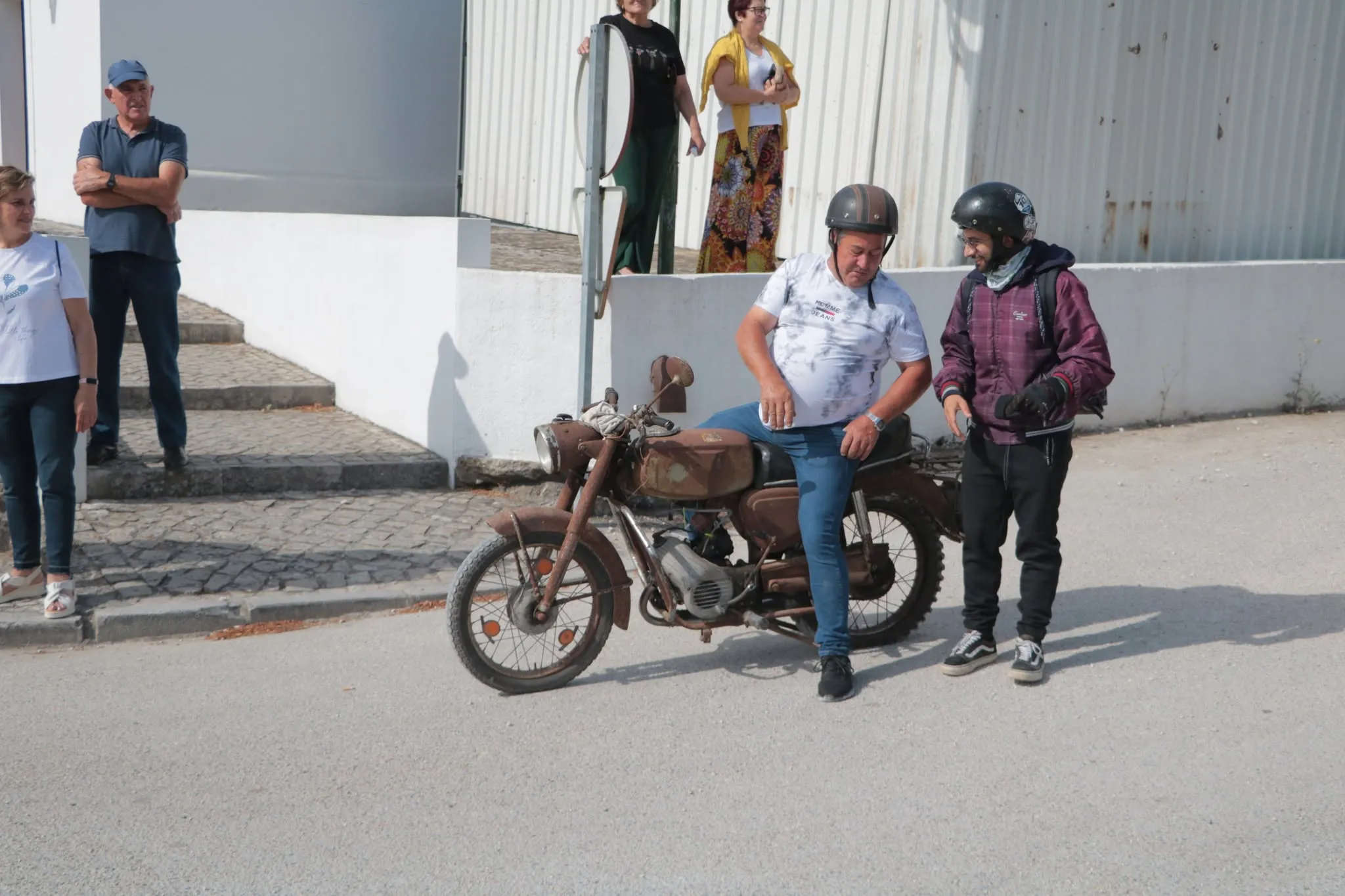 Passeio de Motas — motorizada antiga