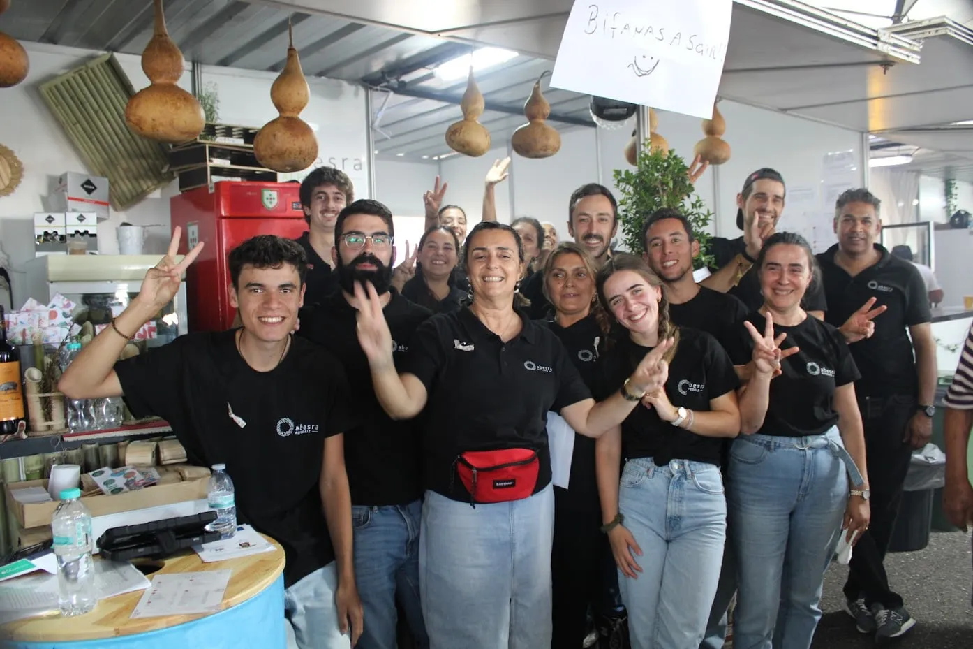Feira de São Bernardo 2024 — a equipa de voluntários da ABESRA na banca, a festejar