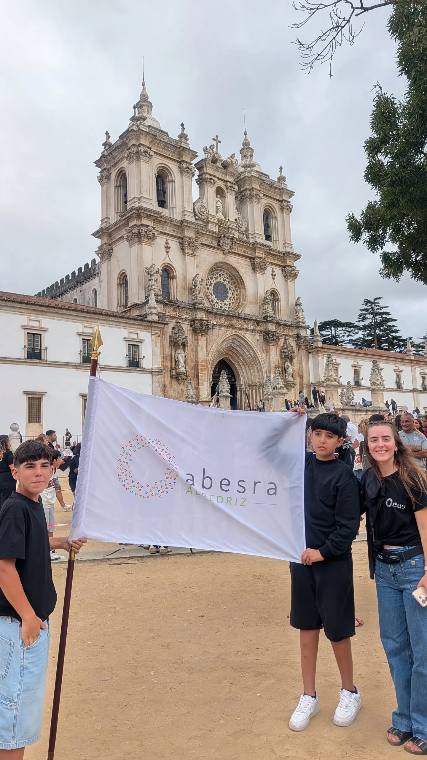 Feira de São Bernardo 2026 — a bandeira da ABESRA frente ao Mosteiro de Alcobaça